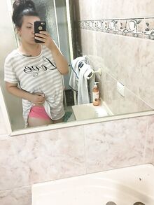 Pullea irstas brunette nussii ystävää ja poseeraa alasti kylpyhuoneessa