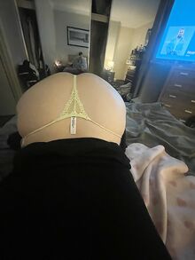 Pullea irstas brunette nussii ystävää ja poseeraa alasti kylpyhuoneessa