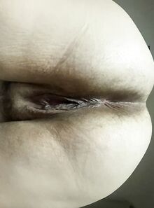 Nainen nousee ylös kumarassa asennossa ja pyytää rakastajaansa nussimaan häntä