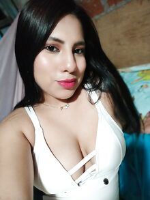 Ruskeasilmäinen brunettikaunotar julkaisi itsestään kuvan netissä