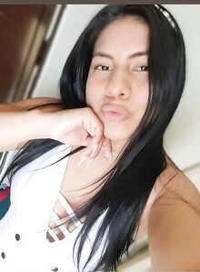 Seksikäs tummahiuksinen hottie esittelee työskentelevät huulensa