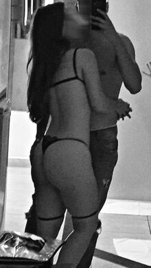 Rakastunut pariskunta kuvaa kuumaa seksiään kamerakännykällä