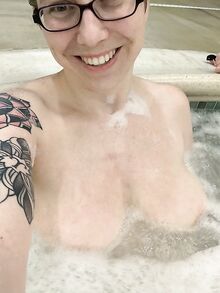 Valikoima intiimejä kuvia henkilökohtaisesta kokoelmasta MILF, jolla on isot tissit