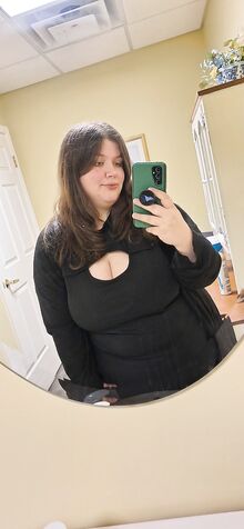 Söpö nuori lihava tyttö otti soolokuvan vaatteet päällä