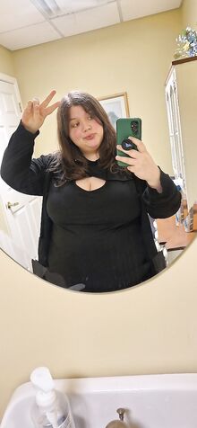 Söpö nuori lihava tyttö otti soolokuvan vaatteet päällä