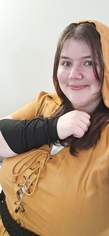 Söpö nuori lihava tyttö otti soolokuvan vaatteet päällä