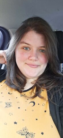 Söpö nuori lihava tyttö otti soolokuvan vaatteet päällä