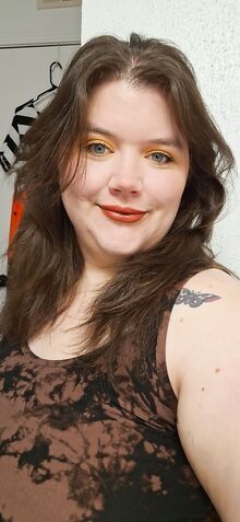 Söpö nuori lihava tyttö otti soolokuvan vaatteet päällä