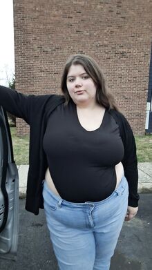 Söpö nuori lihava tyttö otti soolokuvan vaatteet päällä