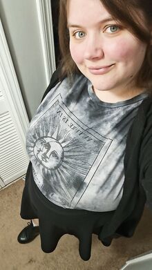 Söpö nuori lihava tyttö otti soolokuvan vaatteet päällä