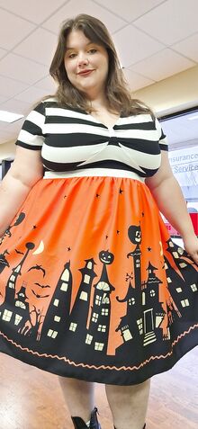 Söpö nuori lihava tyttö otti soolokuvan vaatteet päällä