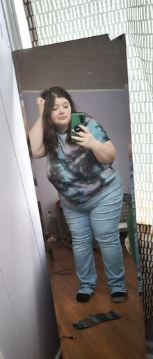 Söpö nuori lihava tyttö otti soolokuvan vaatteet päällä