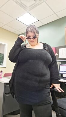 Söpö nuori lihava tyttö otti soolokuvan vaatteet päällä