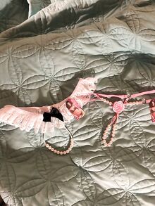 Laiha nuori tyttö kokeilee stringit peilin edessä