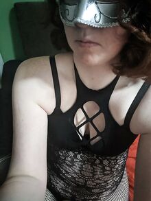 Nuori lihava tyttö tykkää runkata ja ottaa kuvia kukko suussaan