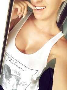 Vaatimaton blondi nukke uskaltaa esitellä isoja tissejään