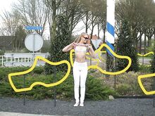 Viehättävä blondi poseeraa vaatteet päällä ja riisuutuu sitten alasti