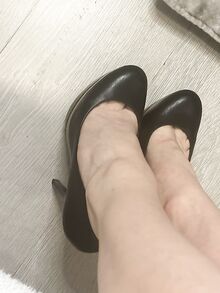 Sandaalifetisistit esittelevät lähikuvia pienistä jaloistaan