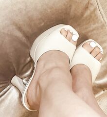 Sandaalifetisistit esittelevät lähikuvia pienistä jaloistaan