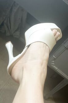 Sandaalifetisistit esittelevät lähikuvia pienistä jaloistaan