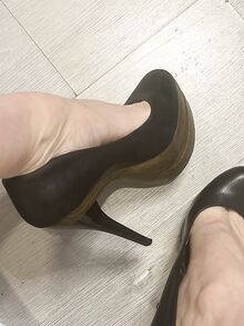 Sandaalifetisistit esittelevät lähikuvia pienistä jaloistaan