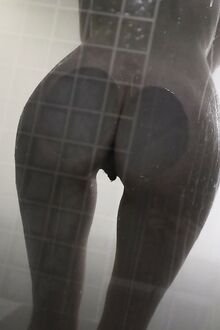 Kaunis tyttö viettelevä alusvaatteet näyttää pois hänen täydellinen elin