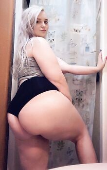 Erittäin kaunis nuori lihava tyttö riisuutuu alasti