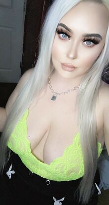 Erittäin kaunis nuori lihava tyttö riisuutuu alasti