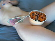 Vaaleatukkainen nuori tyttö esitti suorasukaisen valokuvaesityksen