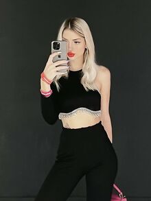 Vaaleatukkainen nuori tyttö esitti suorasukaisen valokuvaesityksen