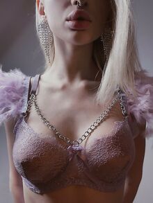 Vaaleatukkainen nuori tyttö esitti suorasukaisen valokuvaesityksen