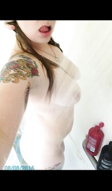 Blondi tyttö näyttää pois hänen täydet tissit ja tiukka pillua hänen puhelimen kamera