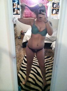 Blondi tyttö näyttää pois hänen täydet tissit ja tiukka pillua hänen puhelimen kamera