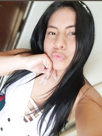 Seksikäs tummahiuksinen hottie esittelee työskentelevät huulensa