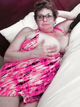 Lihava iäkäs nainen poseeraa alasti ja ottaa miehen kalun suuhunsa