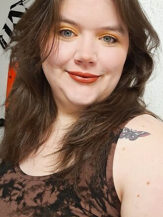 Söpö nuori lihava tyttö otti soolokuvan vaatteet päällä