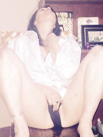 Aivan vaatteissaan, kiimainen ruskeaverikkö runkkaa pillunsa pois